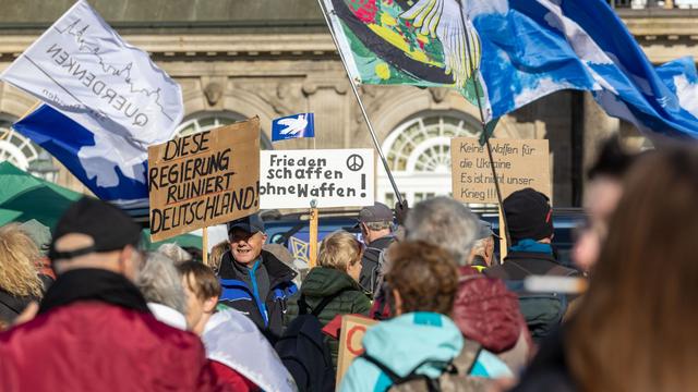 Dresden: Hunderte demonstrieren gegen Querdenker und Reichsbürger 