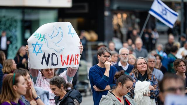 Stuttgart: Hunderte Menschen bei Solidaritätskundgebung für Israel 