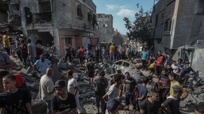 Nahost-Krieg: Palästinenser schauen sich die Zerstörungen rund um ein Wohnhaus nach einem israelischen Luftangriff im südlichen Gazastreifen an.