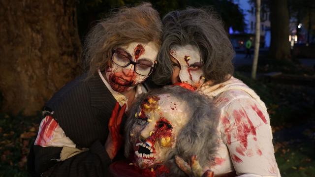 Buntes: Metzgerkittel und Kunstblut: Zombies laufen durch Essen 