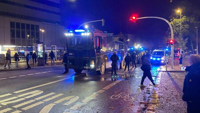 Halloween-Abend: Polizei setzt bei Krawallen in Hamburg Wasserwerfer ein