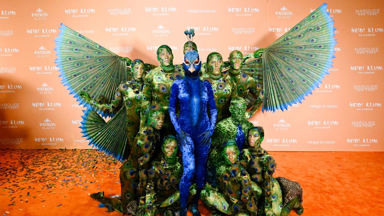 Leute HalloweenParty Heidi Klum als schillernder Pfau ZEIT ONLINE