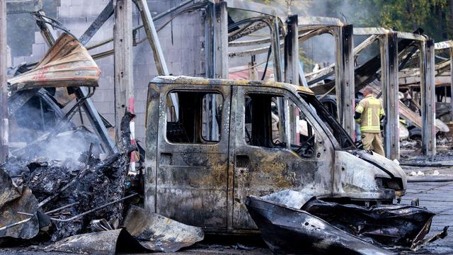 Brände: Lagerhalle mit Feuerwehrfahrzeugen brennt in Warin