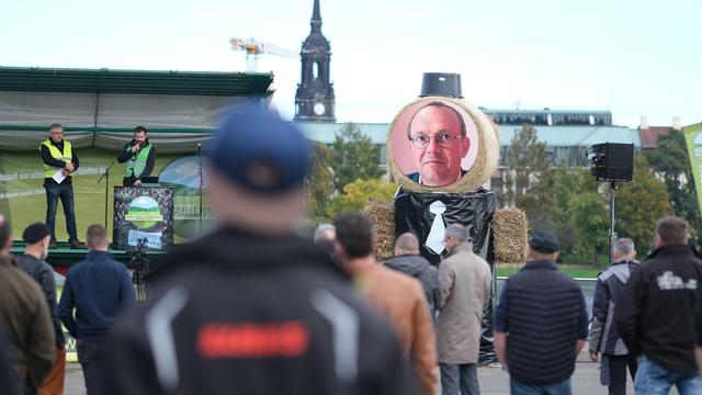 Agrarpolitik: Sächsische Landwirte mit lautstem Protest vor dem Landtag 