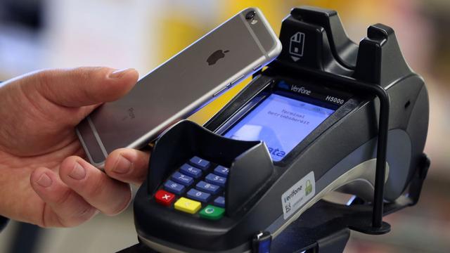Verbraucher: Umfrage: Menschen nutzen Smartphone häufiger zum Bezahlen