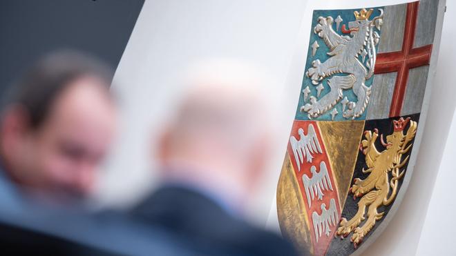 Klimaschutzziele: Das Wappen des Saarlandes hängt im Plenarsaal des saarländischen Landtags.