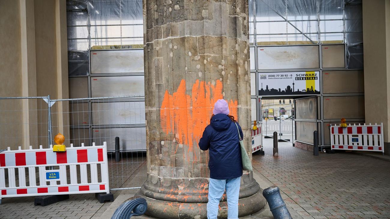 Letzte Generation: Brandenburger Tor Erneut Mit Farbe Beschmiert | ZEIT ...