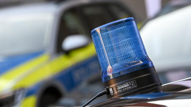 Minden-Lübbecke: Ein Blaulicht ist auf dem Dach eines Einsatzfahrzeuges der Polizei zu sehen.