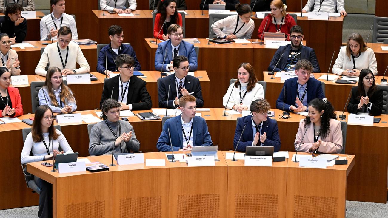 Düsseldorf: Jugendlandtag: Debatten über Ausbildung bis ...