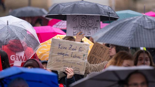 Gewerkschaft: 150 Teilnehmer bei Hochschul-Demonstration vor dem Landtag