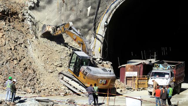 Unfälle: Rennen gegen die Zeit: Tunnel-Drama hält Indien in Atem 