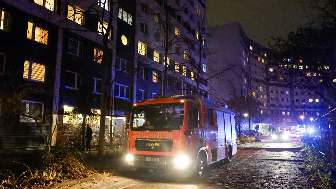 BerlinFriedrichshain Feuerwehr rettet Menschen aus Hochhaus