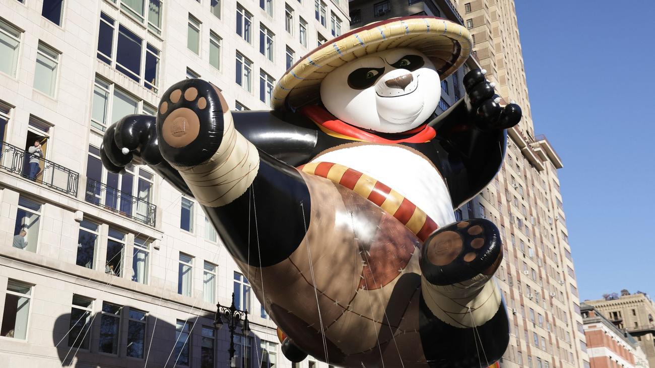 Customs: Tens of thousands celebrate Thanksgiving parade in New York
