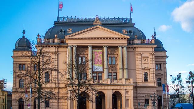 Notfälle: Staatstheater Schwerin nach Qualmentwicklung evakuiert