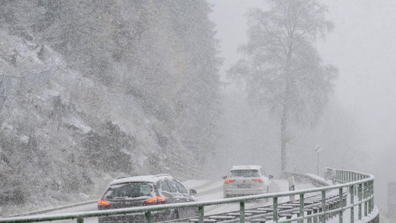 Averses de neige : les orages hivernaux provoquent des routes glissantes et des accidents