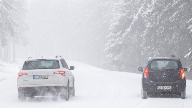 Verkehr: Wintereinbruch: Autofahrer und Schüler sitzen fest