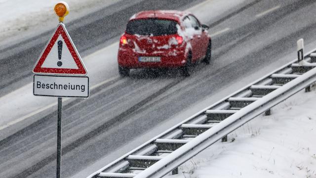 Wetter: Glatte Straßen und Schnee in Nordrhein-Westfalen