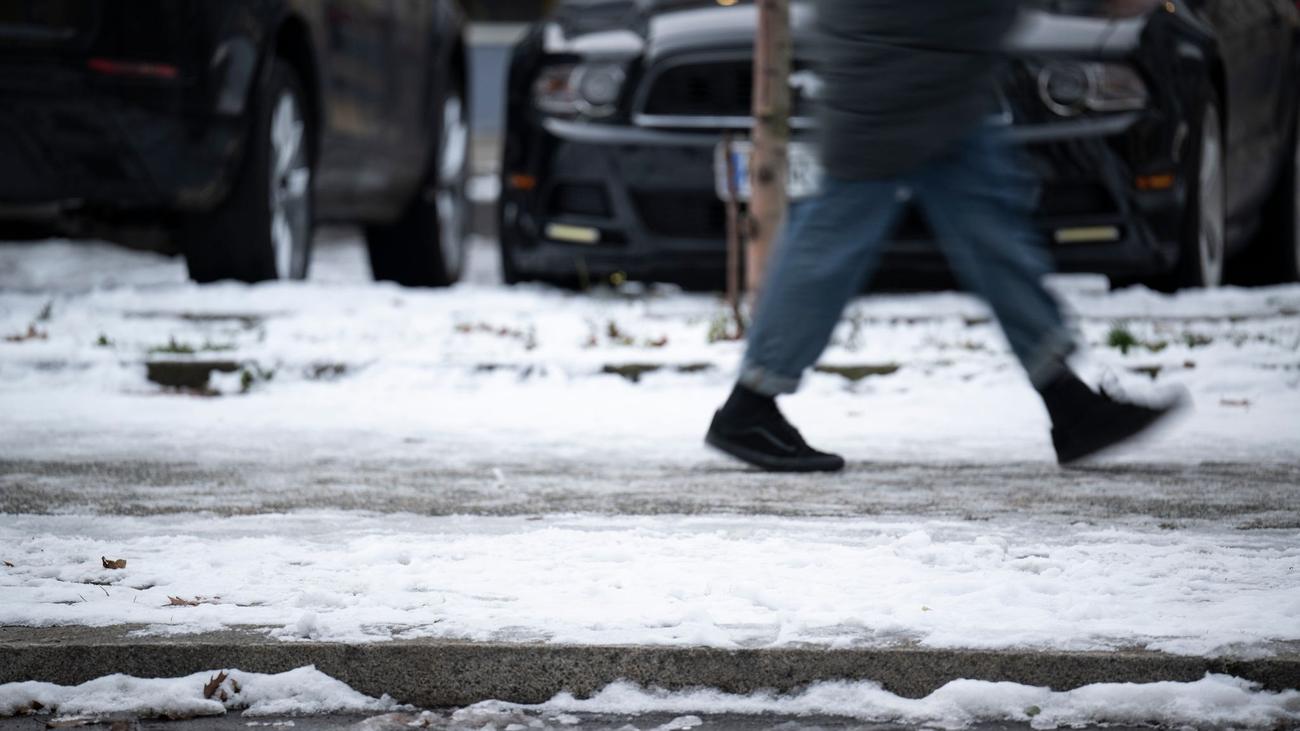 Wetter Wintereinbruch lässt einige Berliner schlittern und stürzen