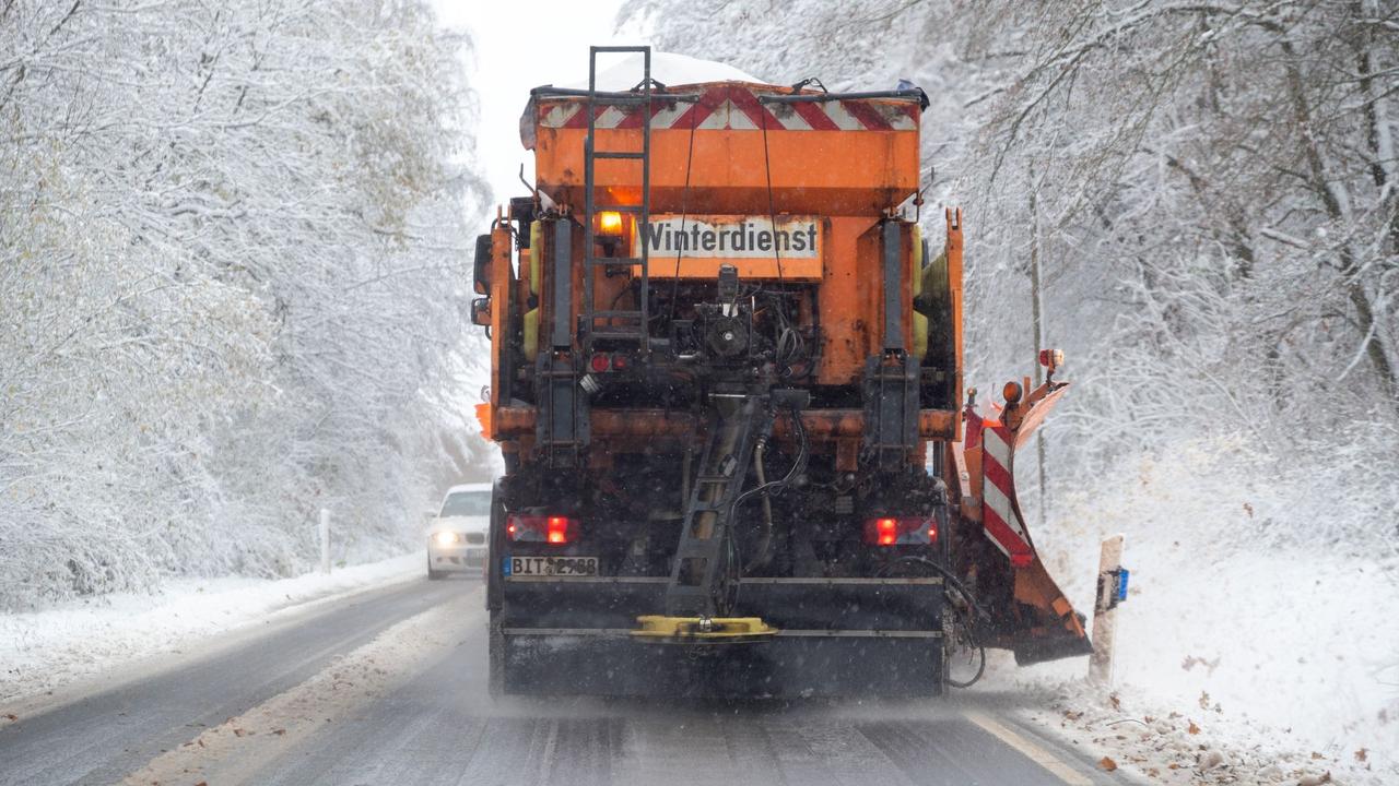 Schnee: Winterwetter sorgt für Unfälle und Verkehrseinschränkungen
