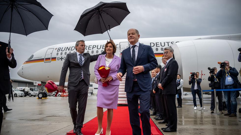 Leute Scholz und Ernst feiern Silberhochzeit in Verhandlungspause