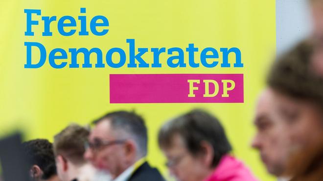 Regierung: «Soll die FDP die Koalition mit SPD und Grünen als Teil der Bundesregierung beenden?» - Diese Frage sollen nun die FDP-Mitglieder beantworten.