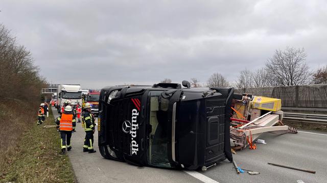 Verkehrsunfall: Lkw umgekippt: A2 in Richtung Hannover stundenlang gesperrt