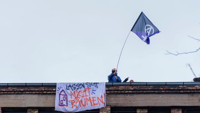 Demonstrationen: Aktivisten weiter auf Dach der Druckerei in Frankfurt