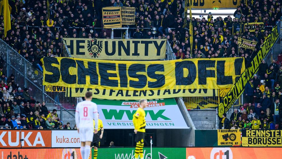 1. Bundesliga: Fan-Protest in Augsburg: 