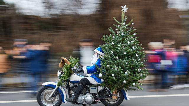 Gesellschaft: Weihnachtsmänner und Engel auf Motorrädern für guten Zweck