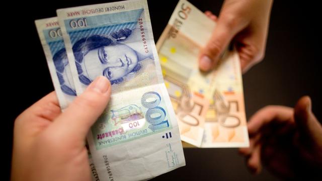 Währung: Menschen tauschen knapp 3,72 Millionen D-Mark in Euro um