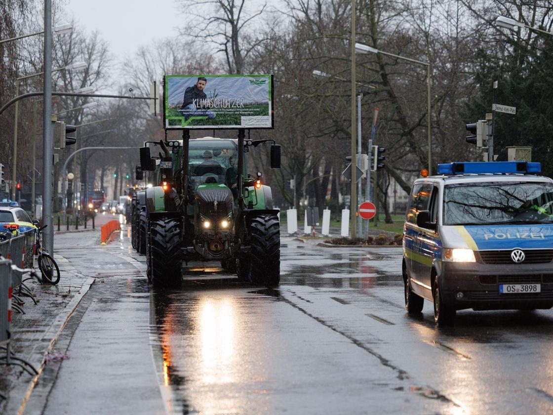 Agrar: 750 Lastwagen und andere Fahrzeuge bei Demo in Osnabrück | ZEIT  ONLINE