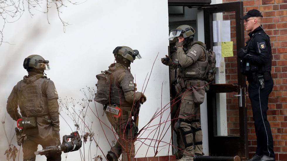 Migration: Eine Spezialeinheit der Polizei kommt bei einer Abschiebung aus einem Kirchengebäude zum Einsatz.