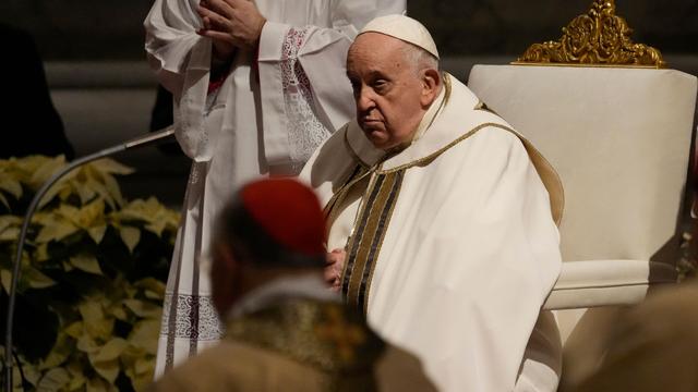Kirche: Papst mahnt in Christmette zu Frieden