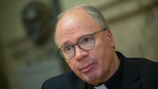 Kirche: Trierer Bischof: Krippe weist auf Menschwerdung Gottes hin