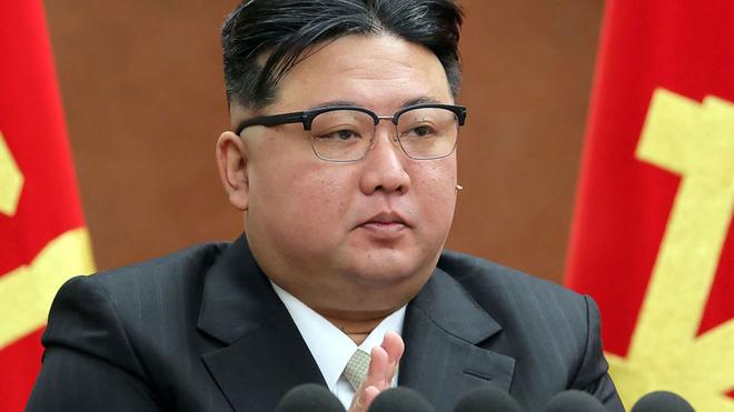 Nordkorea: Nordkoreas Machthaber Kim Jong Un bei der Plenarsitzung der regierenden Arbeiterpartei zum Jahresende in Pjöngjang.