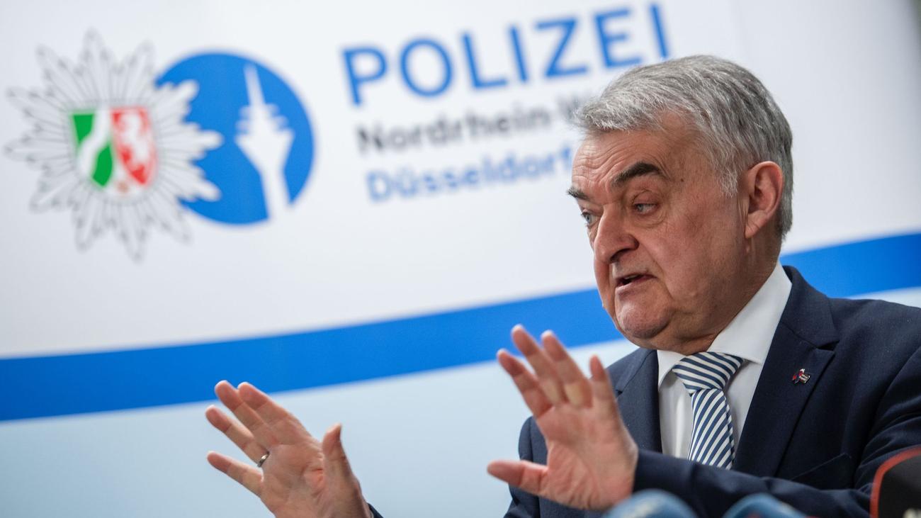 Innenminister: Reul: Zum Jahreswechsel deutlich mehr Polizei im Einsatz ...