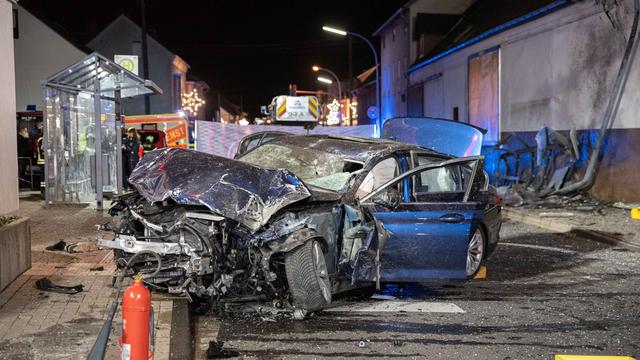 Unfälle: Auto fährt bei Bonn gegen Bushaltestelle - 14-Jähriger tot