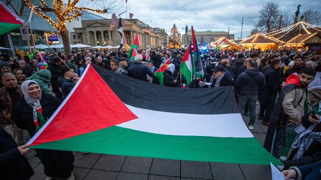 Kundgebung: Hunderte Menschen bei Demo zum Gaza-Krieg in Stuttgart