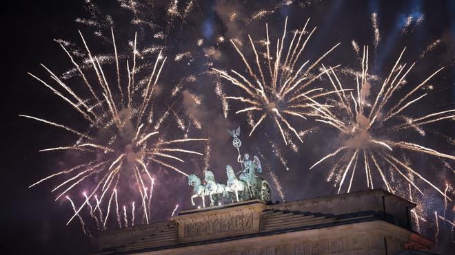 Silvesterparty: Feuerwerk zum Jahreswechsel steigt während der Feier «Silvester am Brandenburger Tor» hinter dem Brandenburger Tor auf.