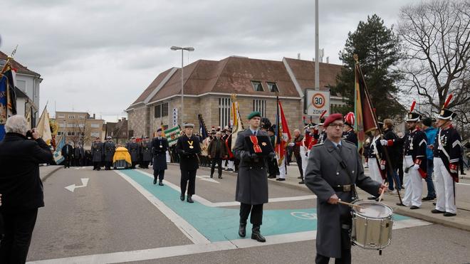 Würdigung: Soldaten begleiten den Sarg nach dem Gottesdienst auf dem Weg zum Friedhof.