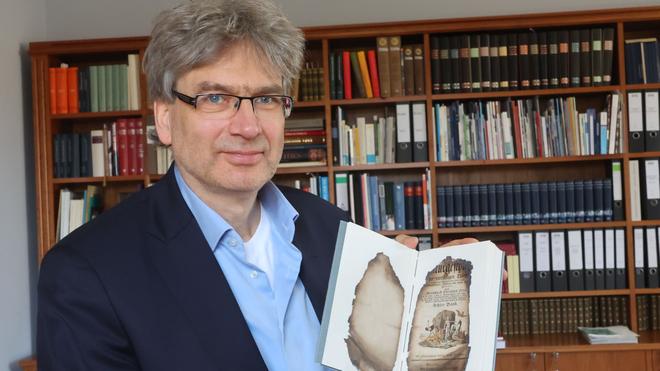 Büchersammlungen: Reinhard Laube, Direktor der Herzogin Anna Amalia Bibliothek, zeigt ein wieder hergestelltes Buch nach dem Brand von 2004.