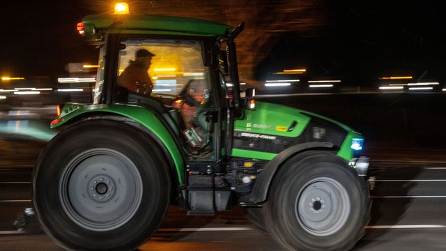 Demonstrationen: Bauern blockieren Anschlussstelle Oyten auf der Autobahn 1 