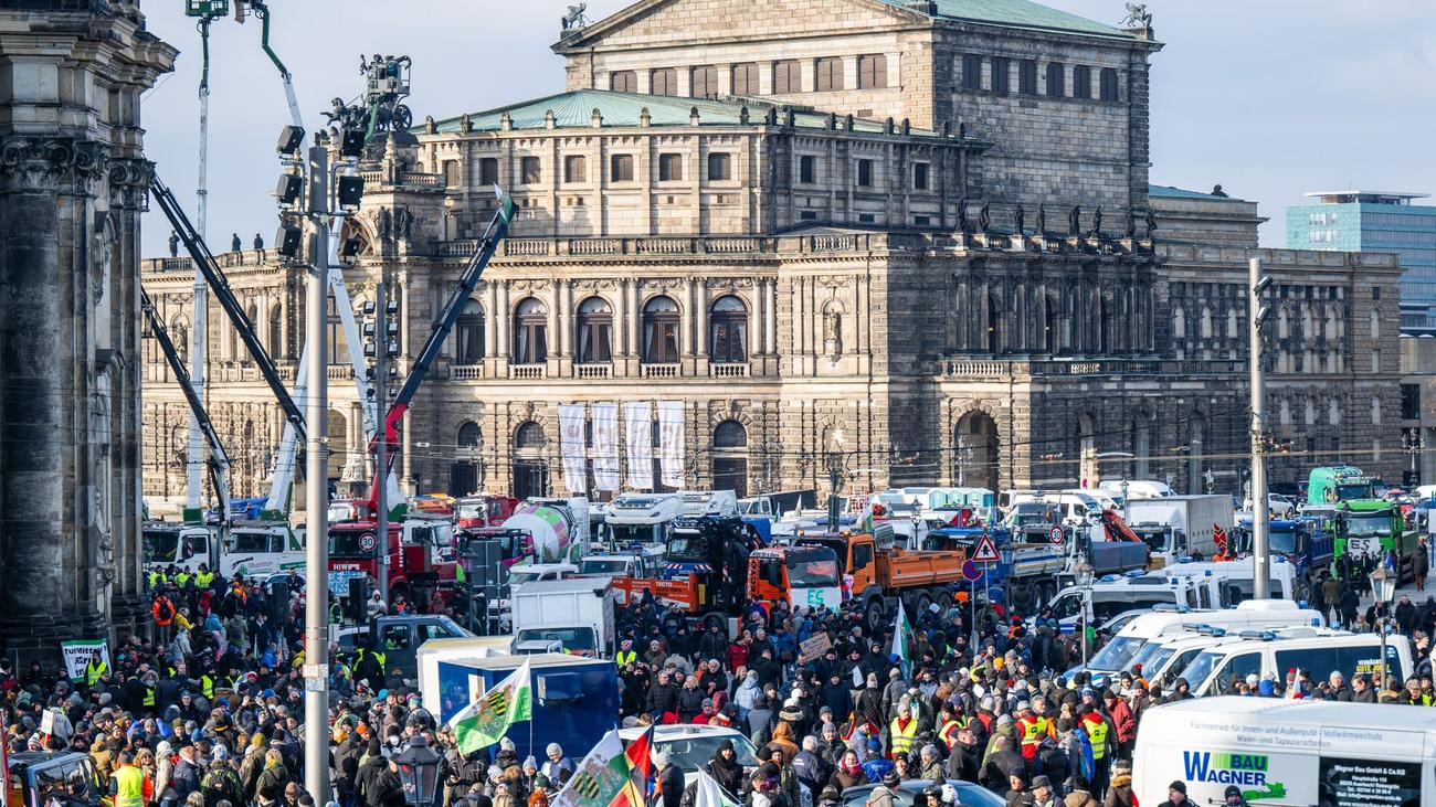 Right-Wing Extremist March in Dresden Organized by ‘Free Saxony’ Leads to Clashes with Police