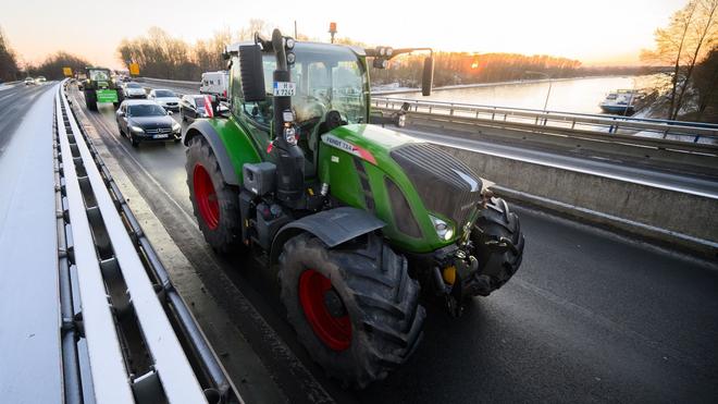 Bauernproteste: Traktoren fahren in Schritttempo über die Bundesstraße B65 zwischen Sehnde und Hannover und bremsen den Verkehr aus.