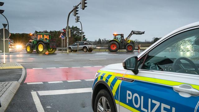 Bauernproteste: Blockierte Autobahnauffahrten und Straßenkreuzungen