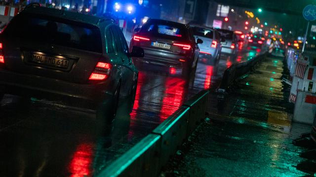 Verkehrsinformationszentrale: Einschränkungen auf Tempelhofer Damm: Straße vereist