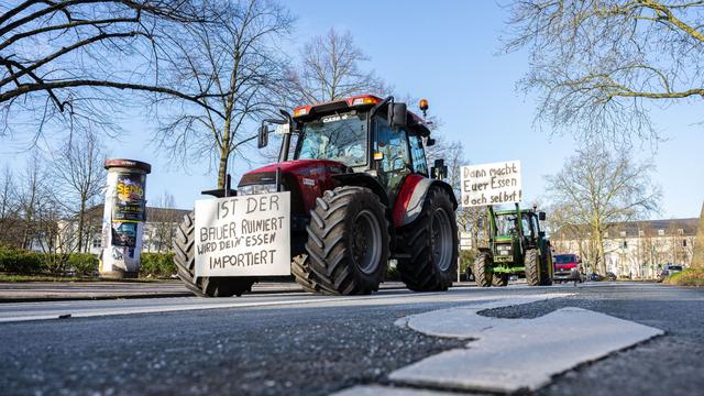 Zweiter Protesttag: Landwirte blockieren Zufahrten zur Autobahn 45 mit Traktoren