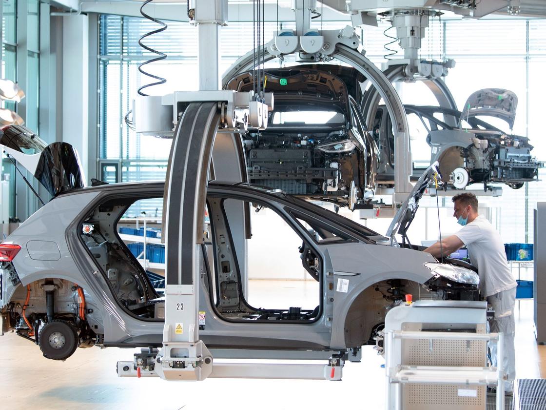 VW steigert Elektroauto-Auslieferungen 2022 um fast 24 % 