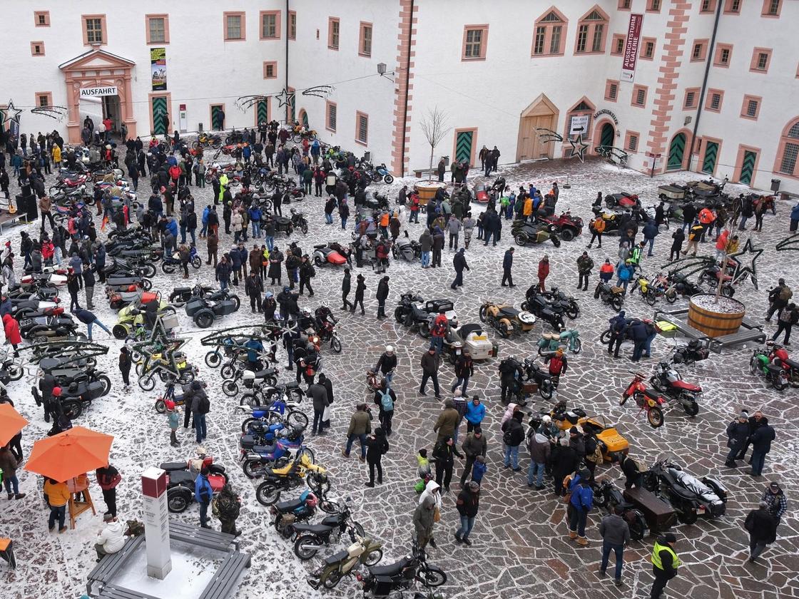 Freizeit: Hunderte Biker bei Wintertreffen auf Schloss Augustusburg | ZEIT  ONLINE