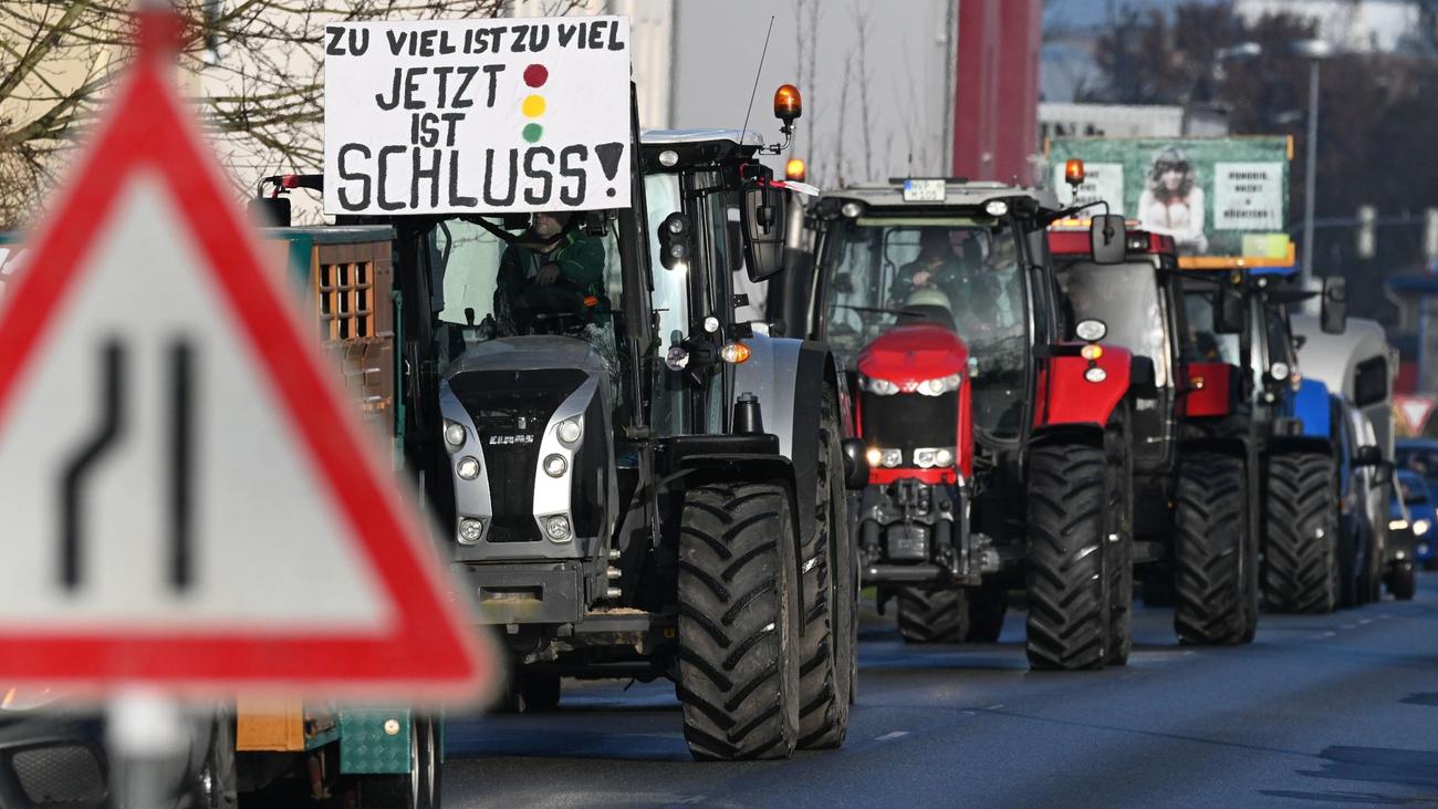 Großdemonstration: Bauernprotest: Landwirte Aus MV Mit Bei Kundgebung ...